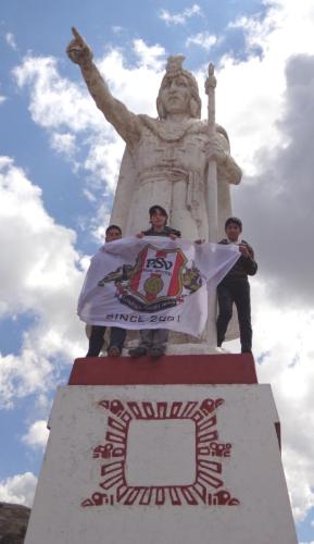 004 Puno in Parque de Huajsapata bij 1e Inca-heerser Inca Manco Cápac met Diego, Alejandro en Gabriel